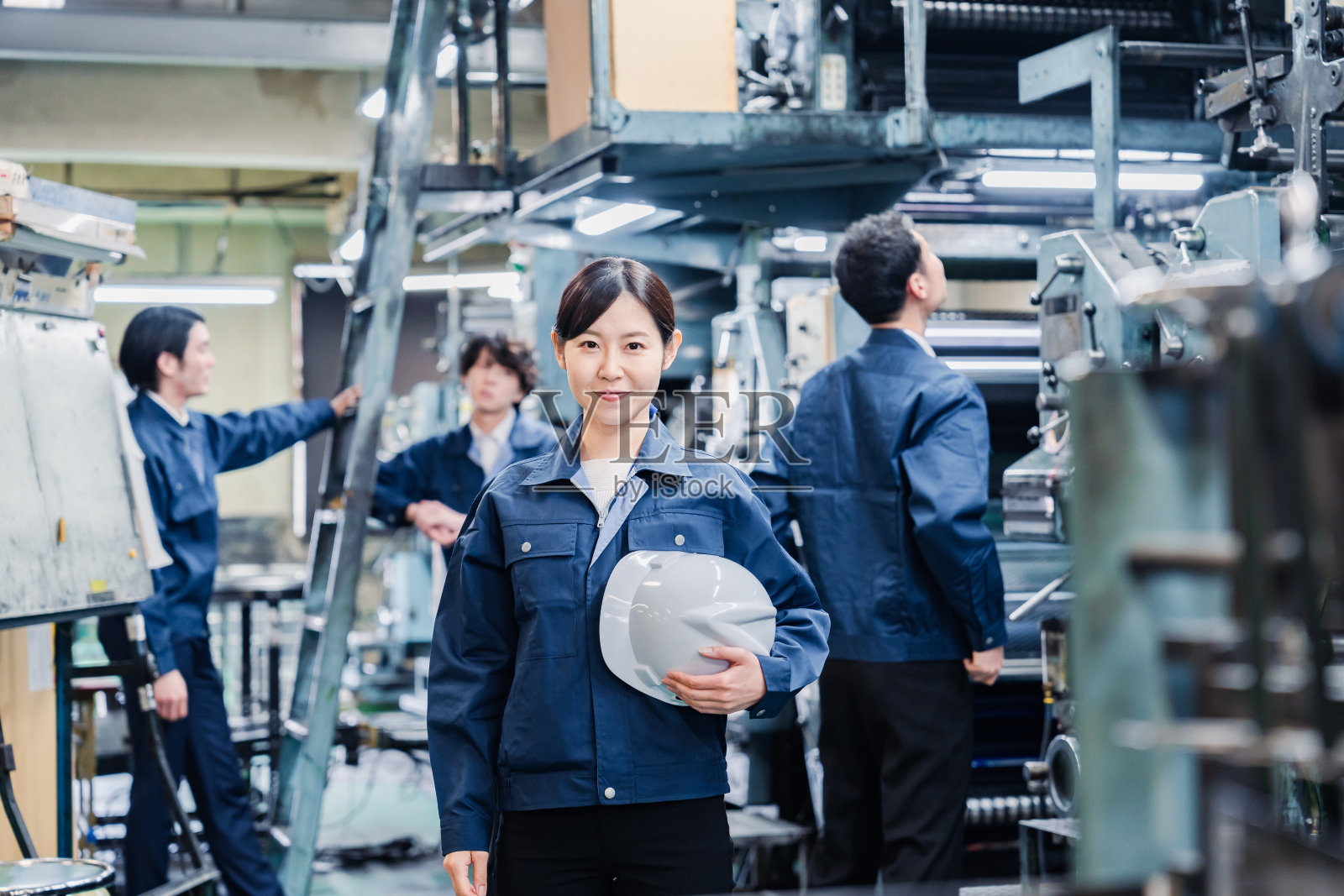 戴安全帽的女工照片摄影图片