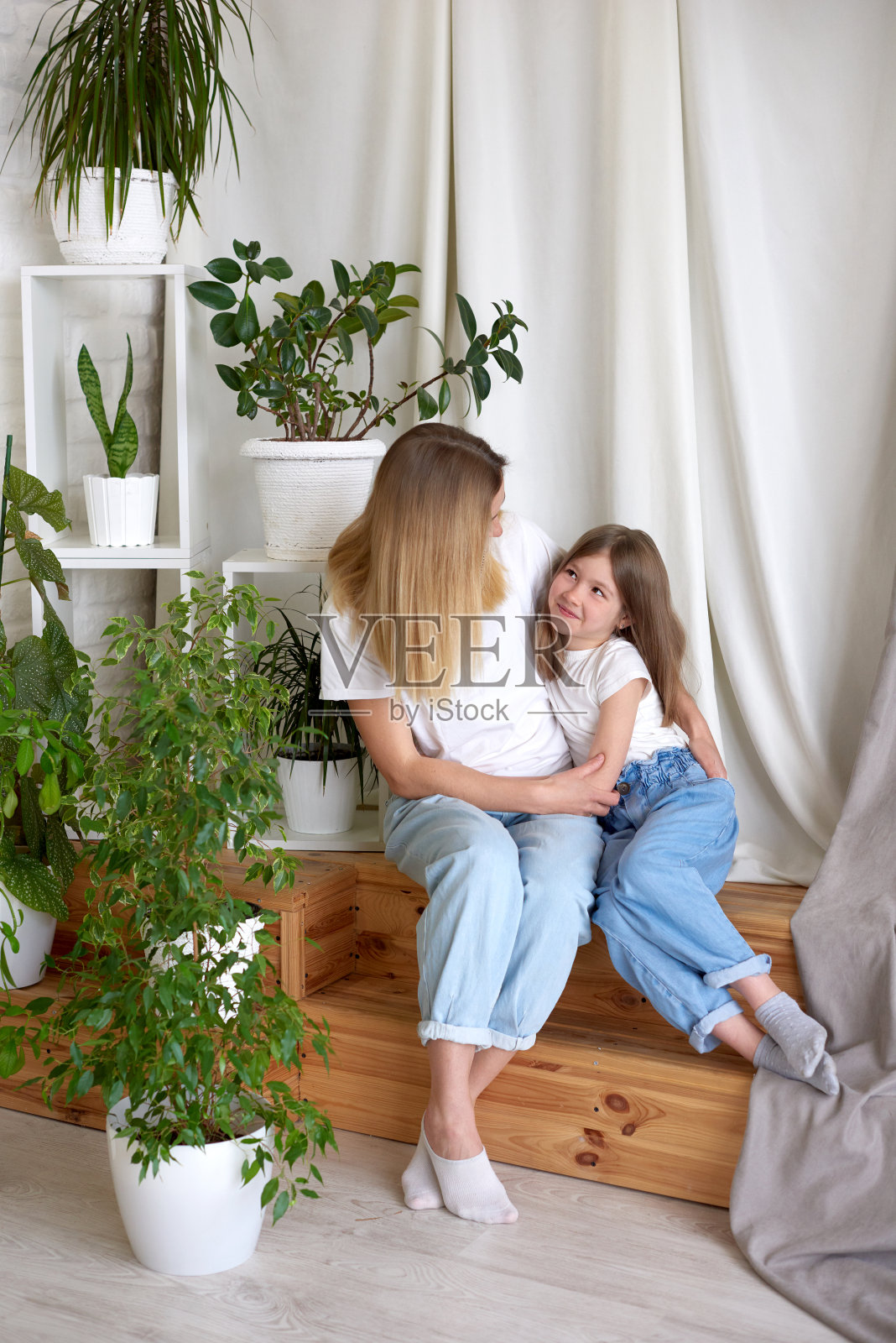 母女俩在家里很开心。母亲节的问候与庆祝照片摄影图片