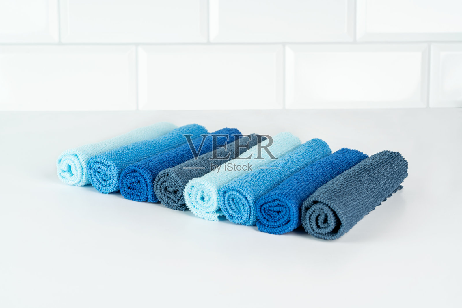 一排用于家务和清洁的彩色超细纤维布照片摄影图片