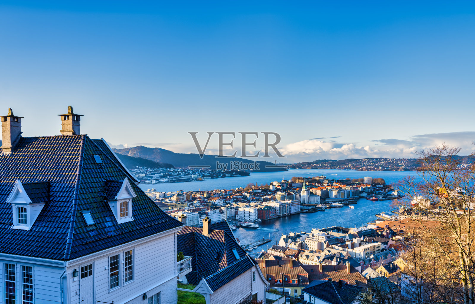 航拍全景拍摄卑尔根市在日落在一个美丽的冬日，挪威照片摄影图片