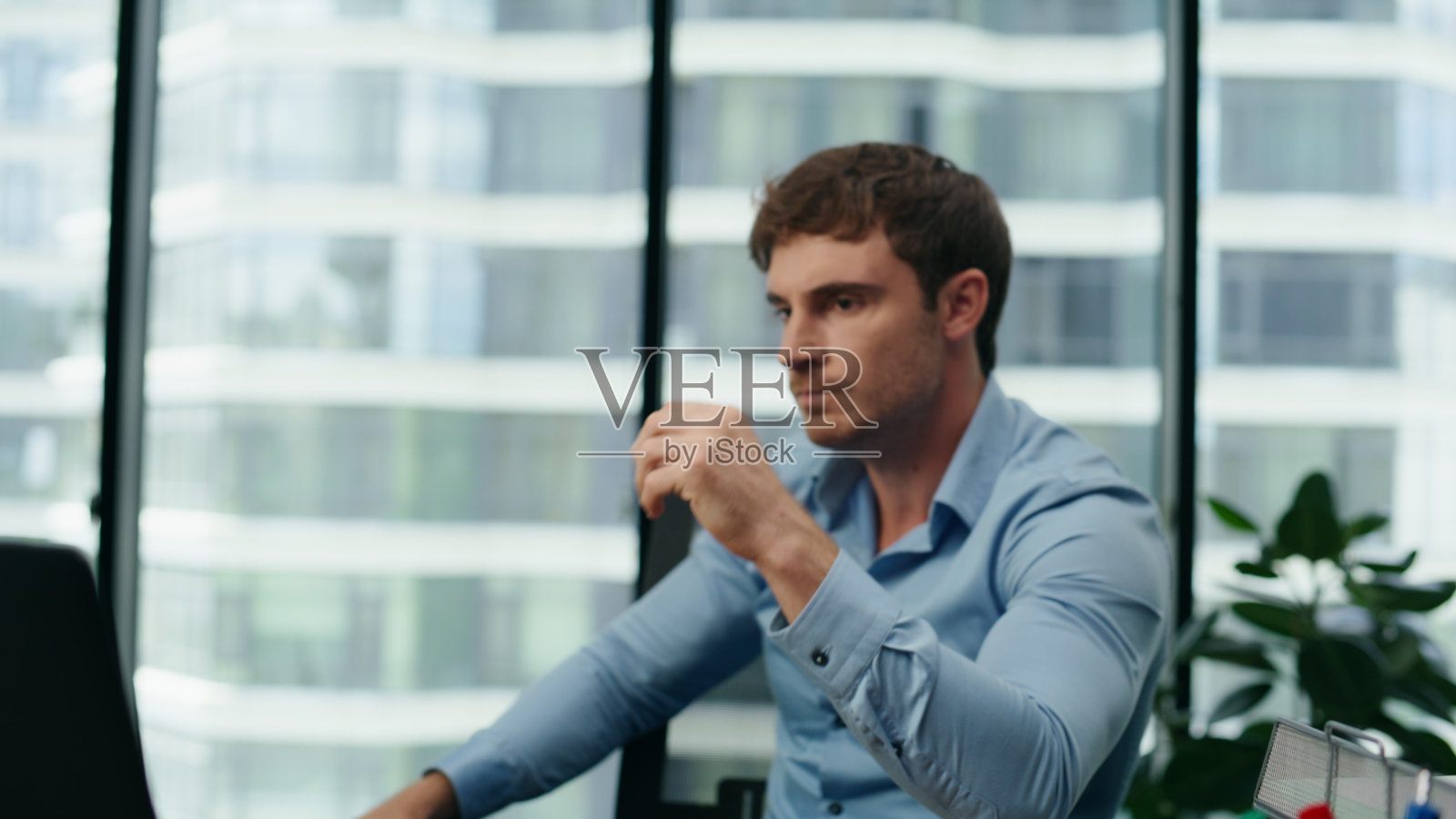 男人因工作失败在办公室办公桌前生气，经理感到沮丧照片摄影图片