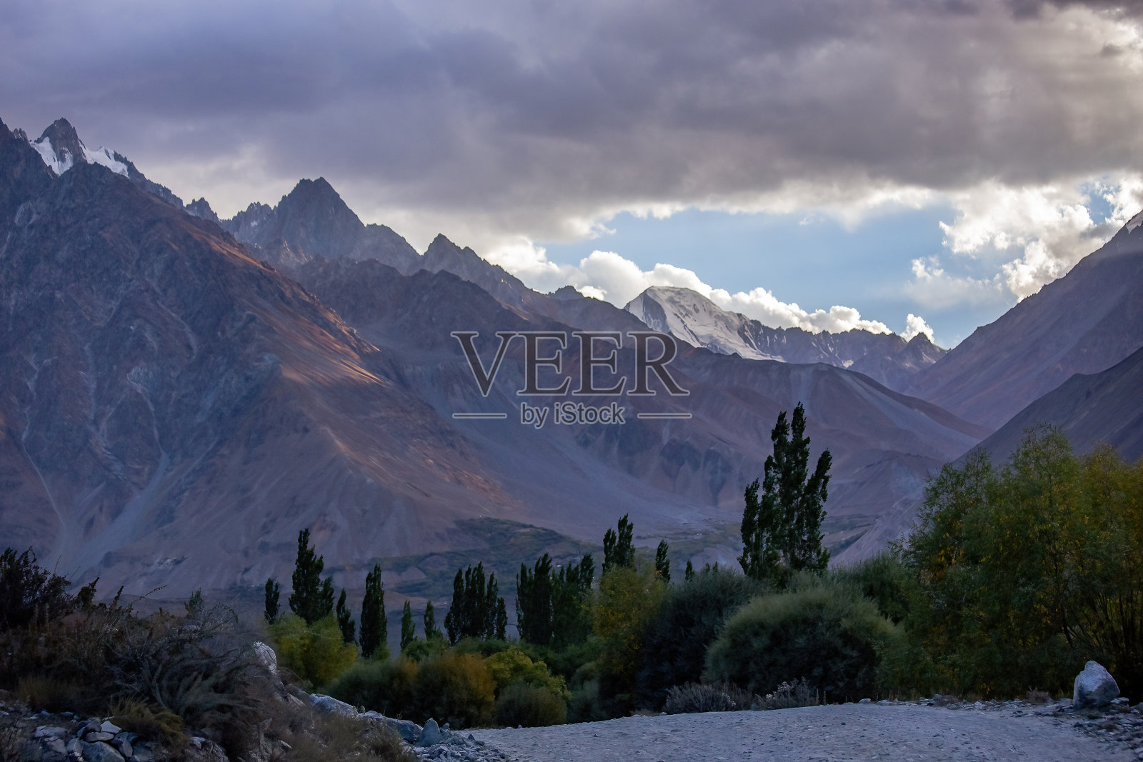 巴基斯坦吉尔吉特-巴尔蒂斯坦喀喇昆仑公路旁罕萨山谷的美景照片摄影图片