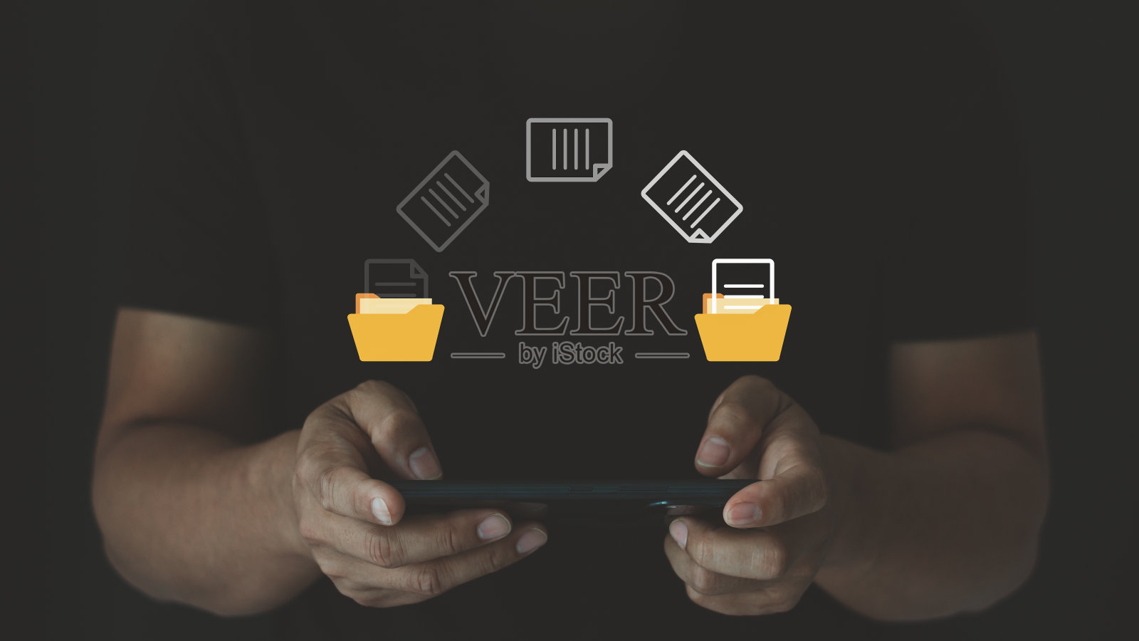 传输文件数据系统的重新定位概念。人的手使用移动智能手机与虚拟屏幕上的数据文件夹文件图标进行信息交换和传递概念。照片摄影图片