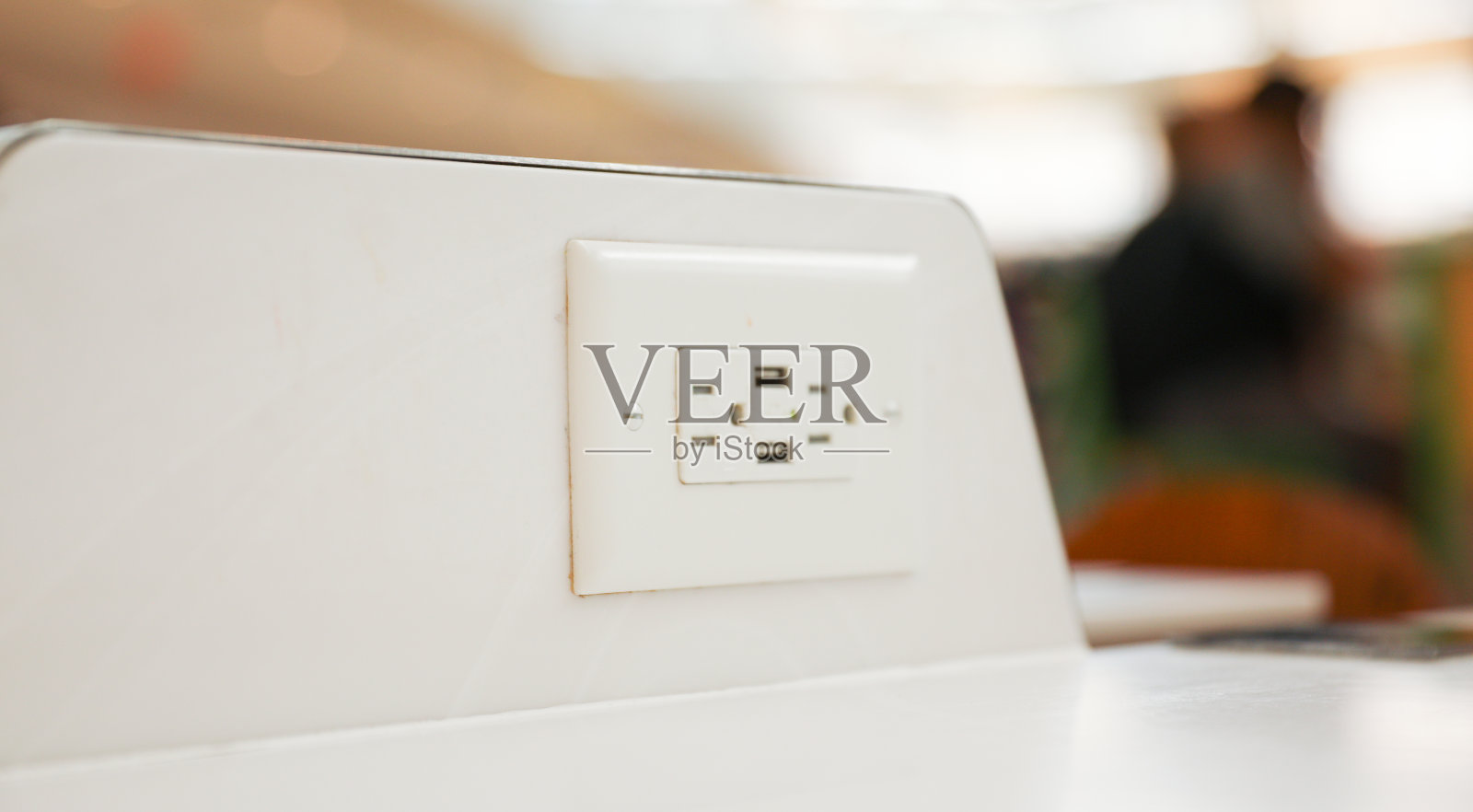 插座和电线象征着力量、能量和连接。它们代表了保持联系和充电的能力，并使我们能够访问资源和信息照片摄影图片