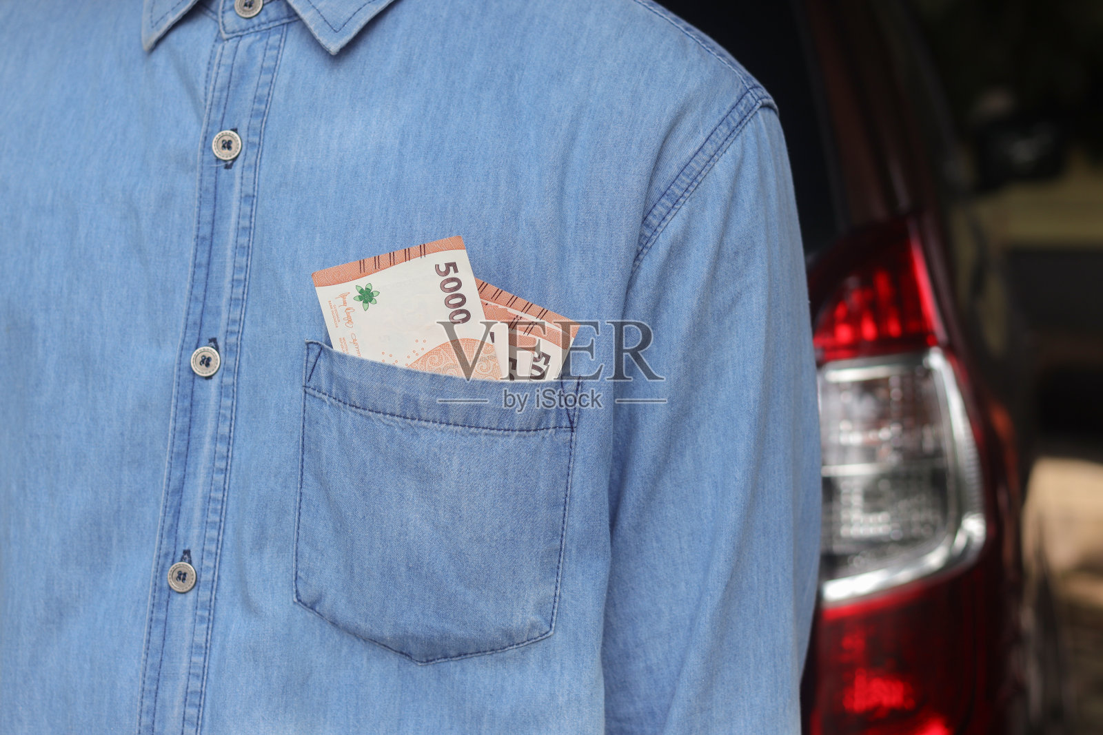 靠近衬衫口袋里的五千卢比钞票。财务及储蓄概念照片摄影图片