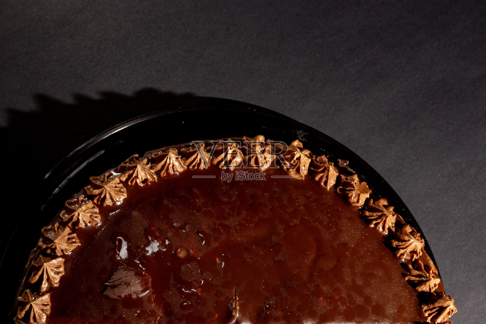 桌上有美味的巧克力蛋糕，可可和牛奶照片摄影图片