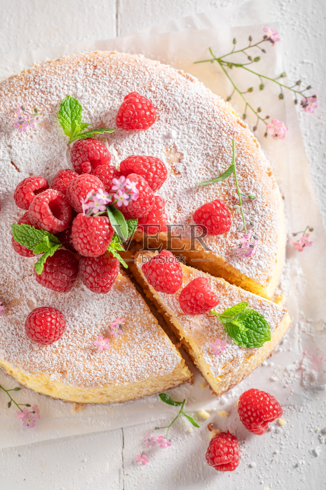 自制芝士蛋糕，加浆果和糖粉。照片摄影图片