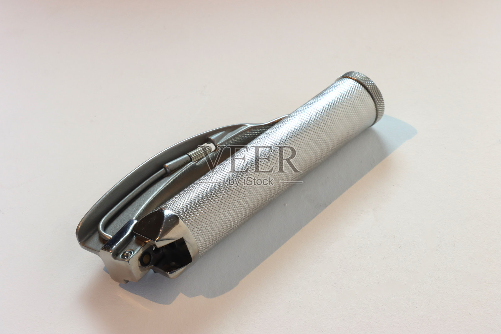 喉镜在白色背景下关闭并与刀片连接照片摄影图片