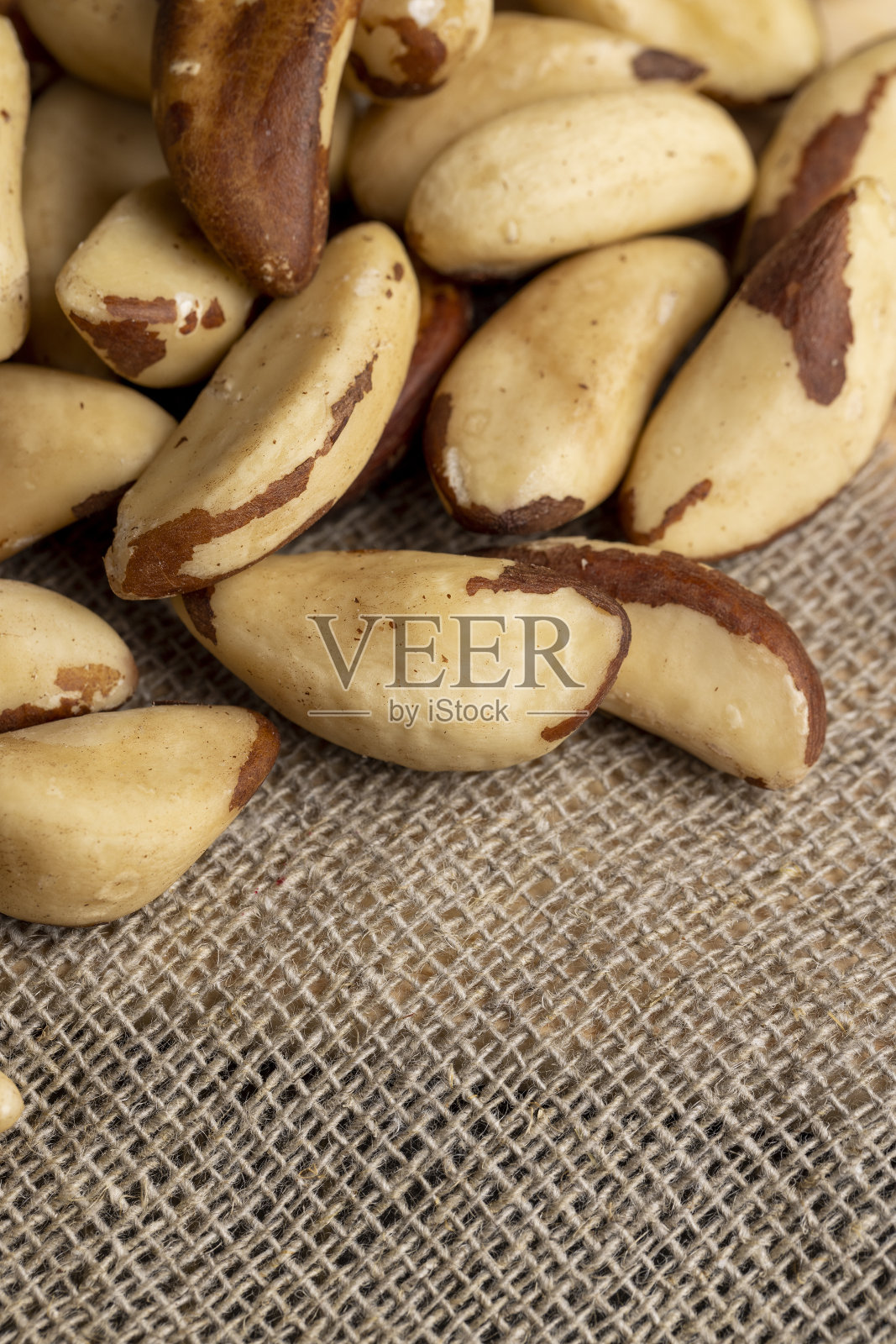 高品质的巴西坚果，把壳剥下来放在桌上照片摄影图片