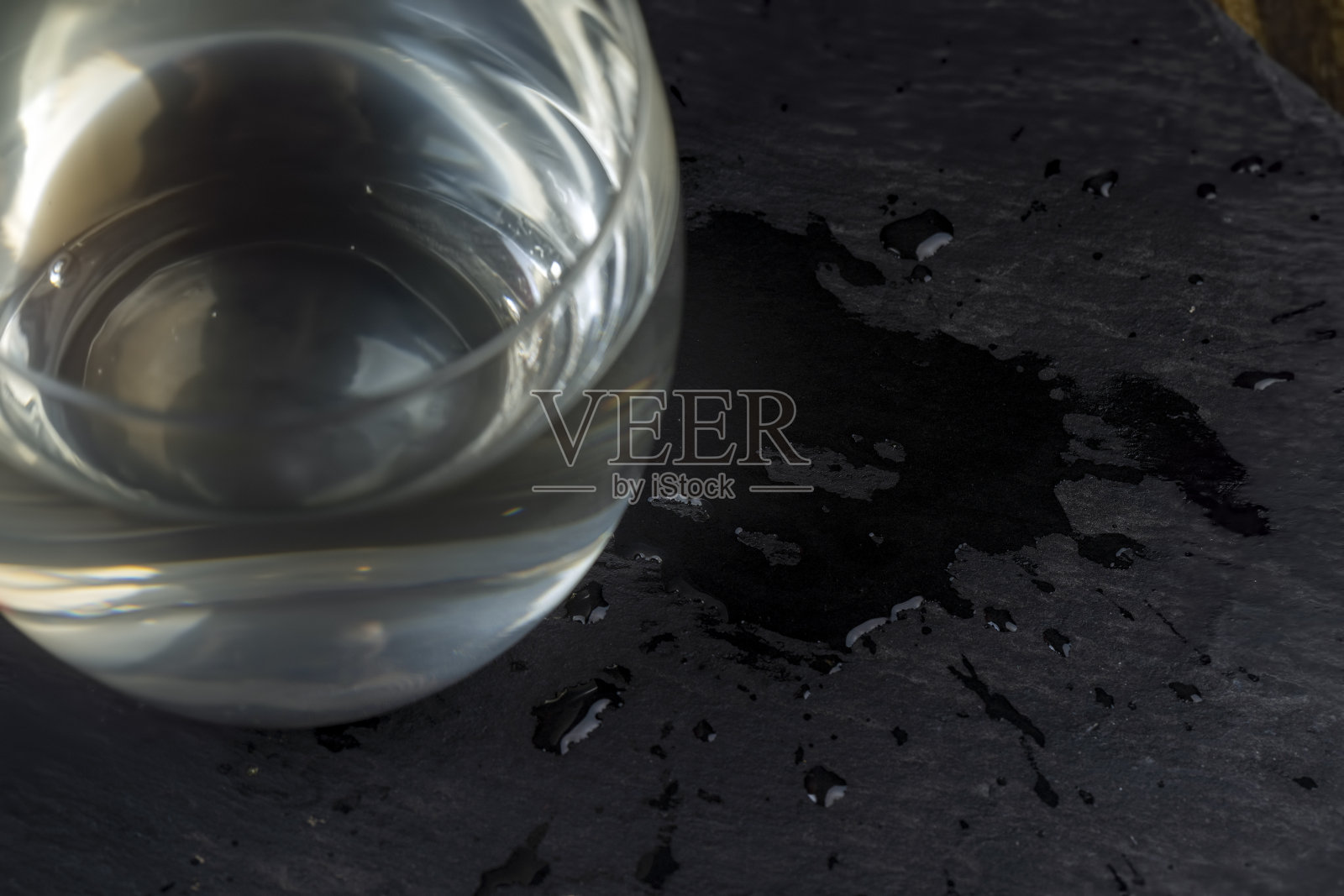 几件物品被溅出的水弄湿了照片摄影图片