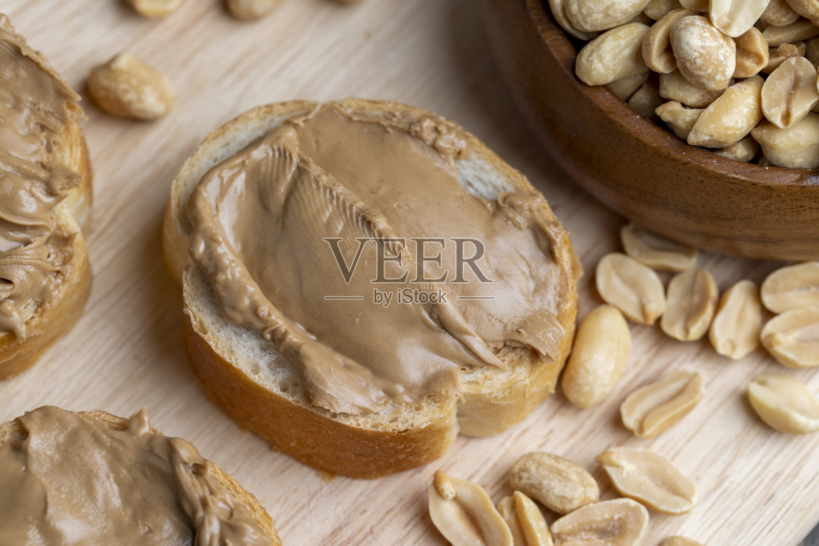 花生糊在软麦法棍上照片摄影图片