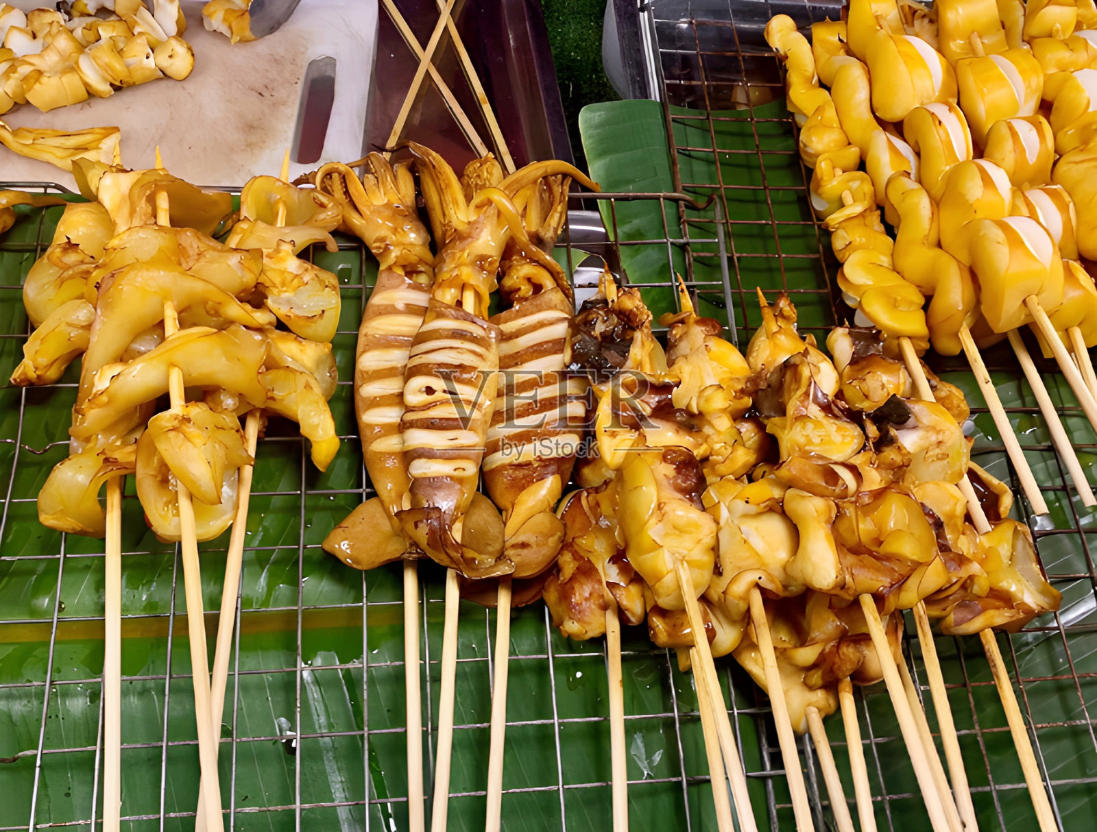 泰国市场上的烤鱿鱼照片摄影图片