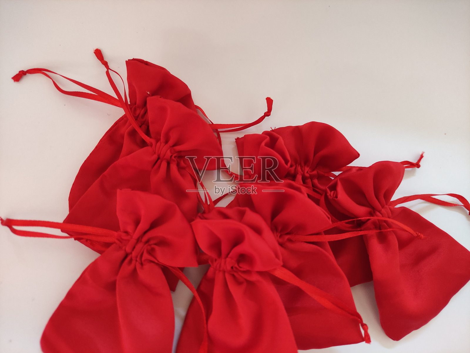 白色背景上的红色小袋照片摄影图片