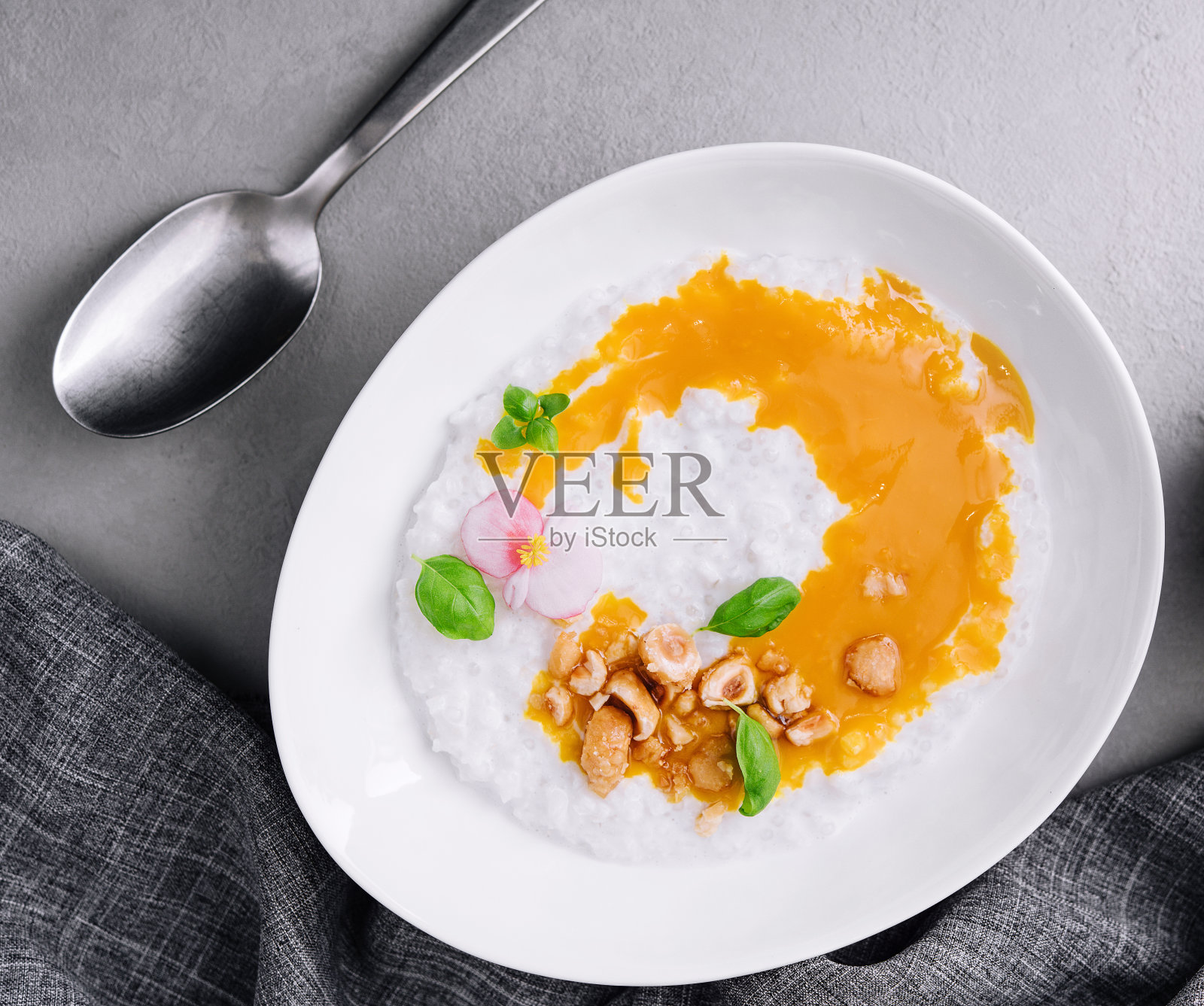 美味健康的早餐与榛子俯视图照片摄影图片