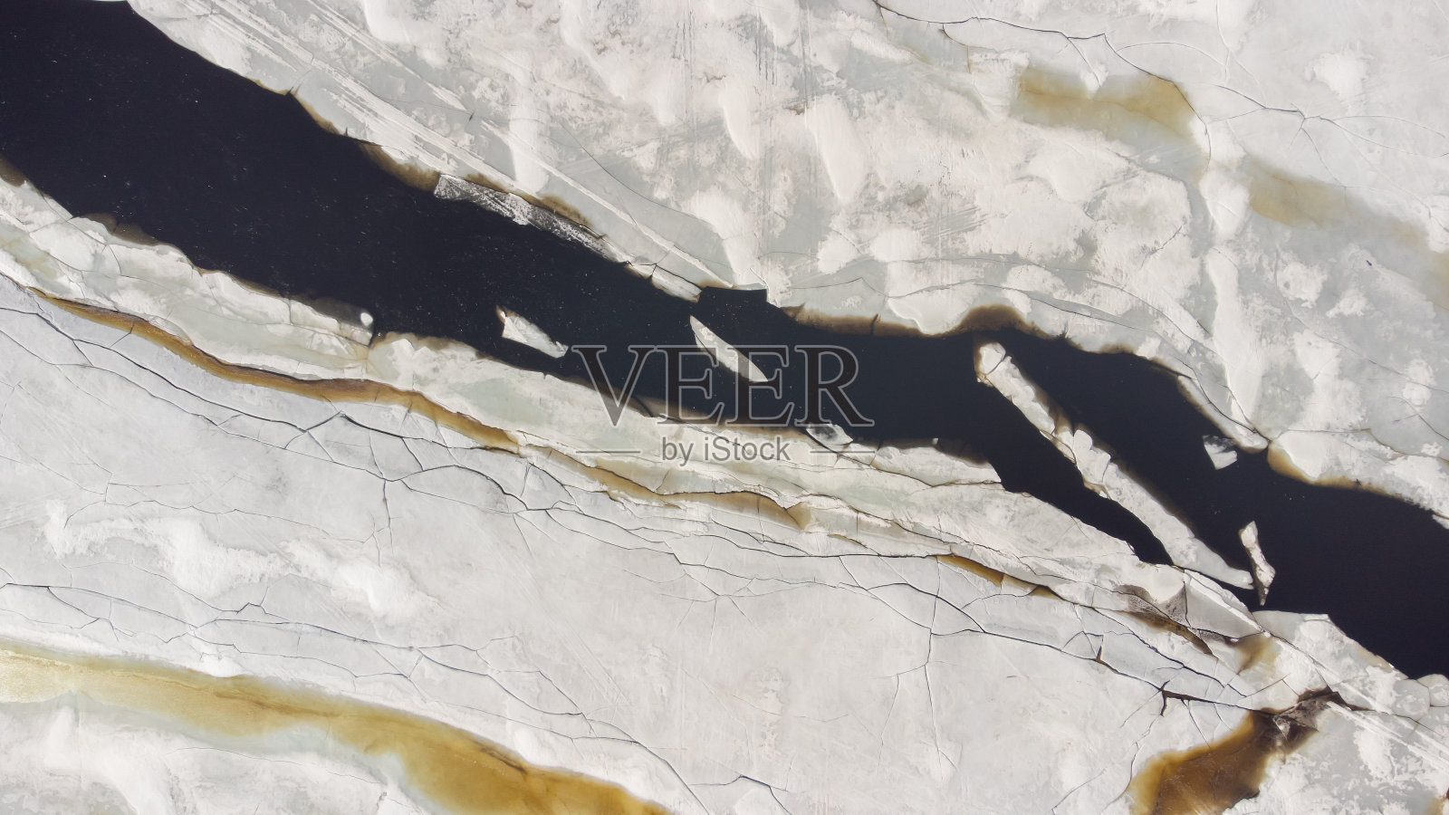 春天湖面上的冰融化了照片摄影图片