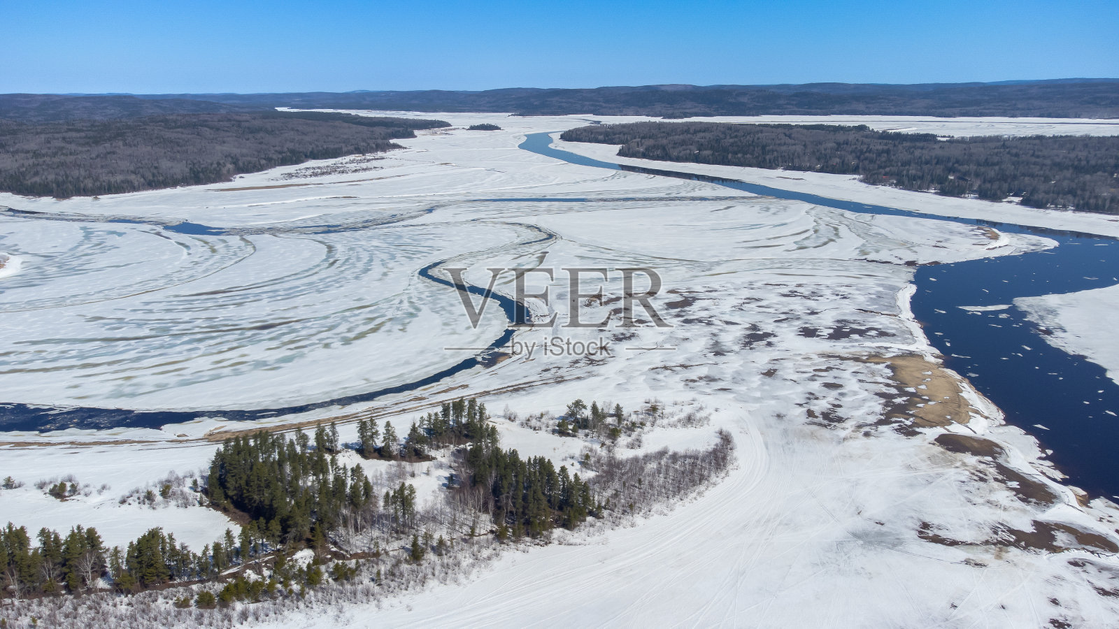 春天湖面上的冰融化了照片摄影图片