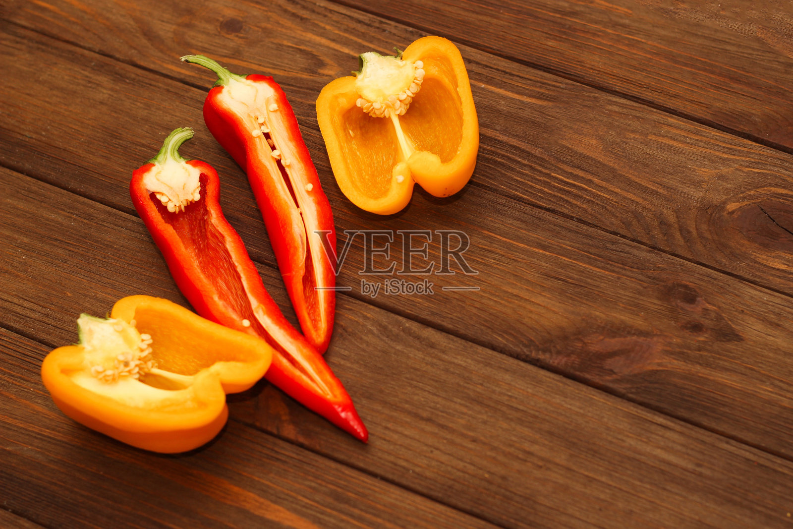 红辣椒卡皮配黄甜椒，木质背景，留空文字照片摄影图片