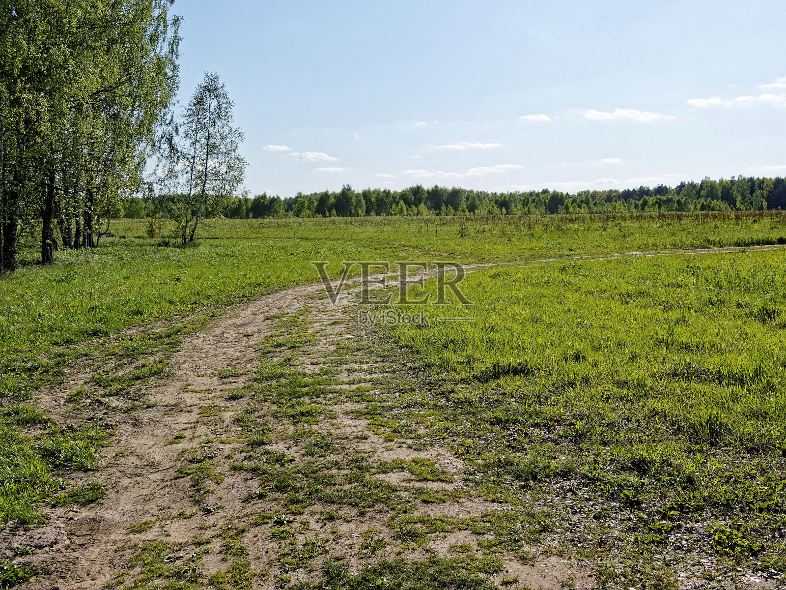 明媚春日的土路照片摄影图片
