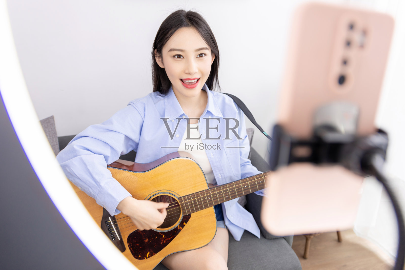 视频女博主教如何弹吉他和唱歌，在家，远程办公吉他老师在家照片摄影图片