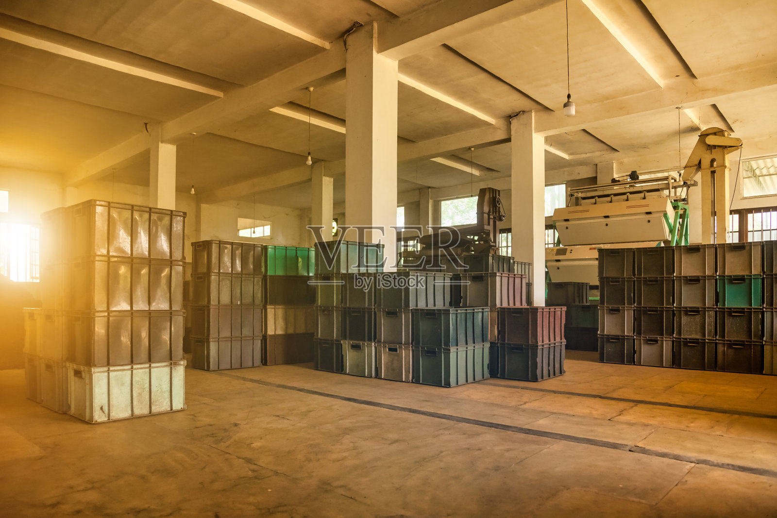 茶厂仓库。在斯里兰卡一家制造工厂的旧房间里，一排排用于包装和储存的塑料盒。生产的概念。高质量的照片。复制广告文本空间，横幅照片摄影图片