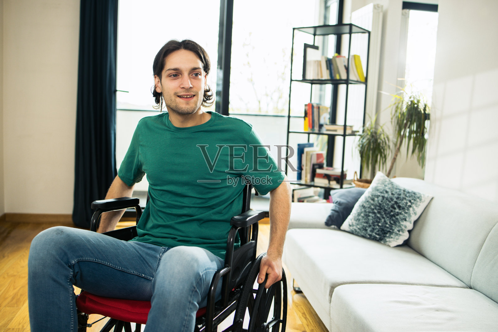 一个留着胡子的自信的年轻人的肖像照片摄影图片