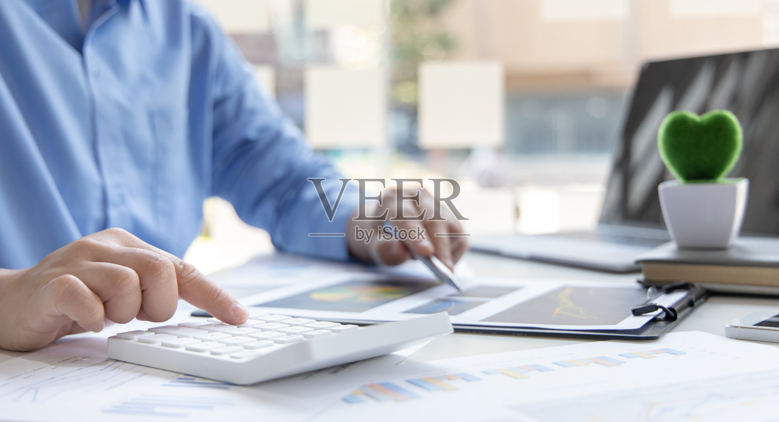 金融商人计算企业所得税数据照片摄影图片