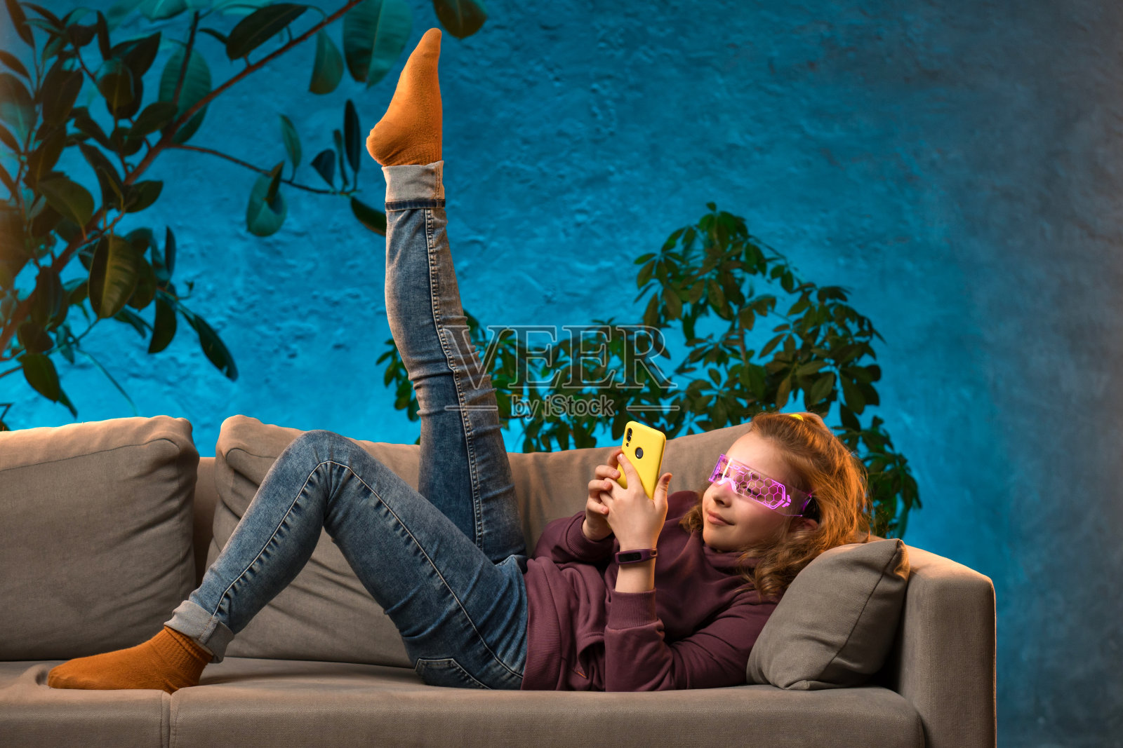 霓虹灯房间里的少女照片摄影图片