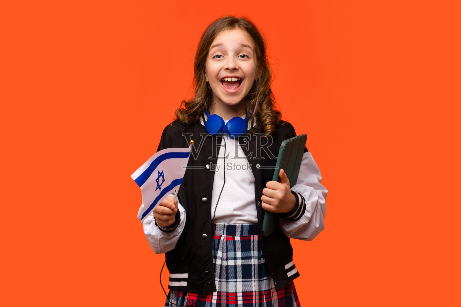 女孩举着以色列的小国旗照片摄影图片