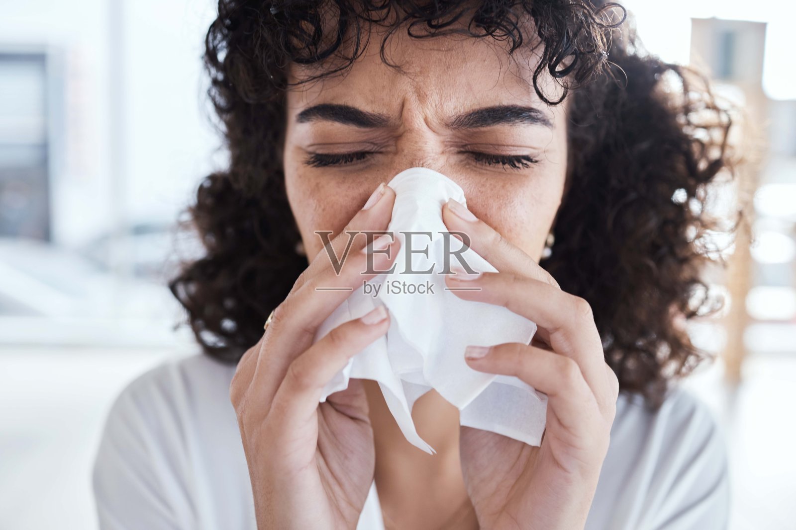 黑人妇女，纸巾和鼻子有流感在家自理，健康和打喷嚏被模糊的背景。z世代女孩、厕纸、过敏病人、covid和房子、公寓或房间的特写照片摄影图片