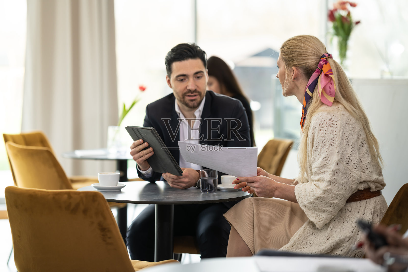 商务人士在咖啡馆开会和谈话照片摄影图片