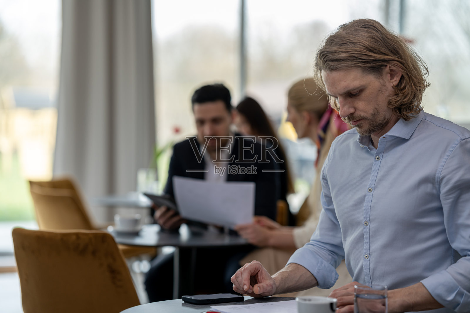 商务人士在咖啡馆开会和谈话照片摄影图片