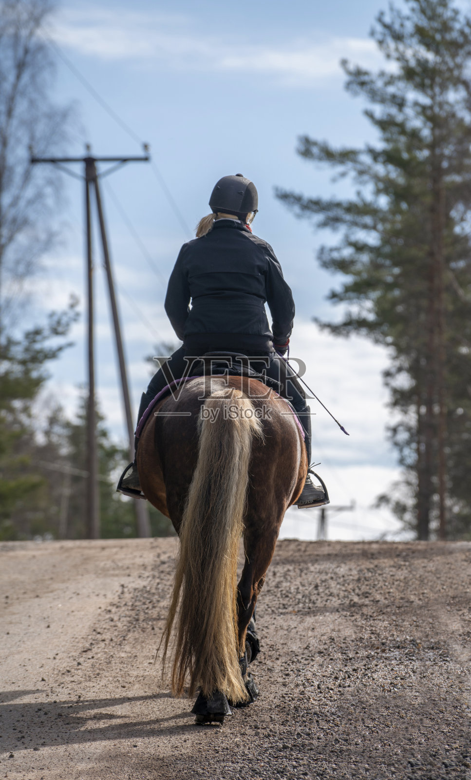 在森林小径上骑马的女人照片摄影图片