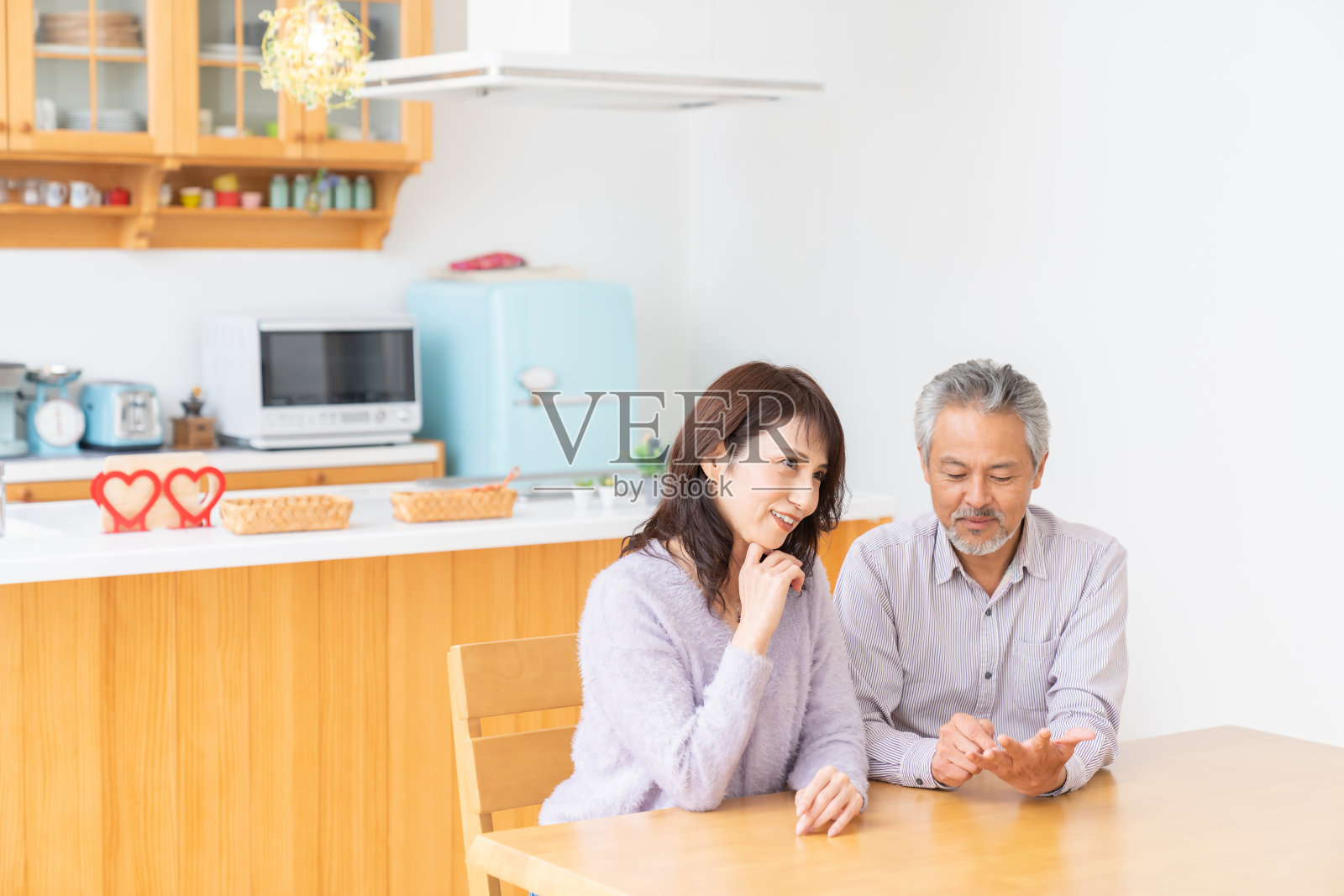 一对亚洲老年夫妇，非常亲密照片摄影图片