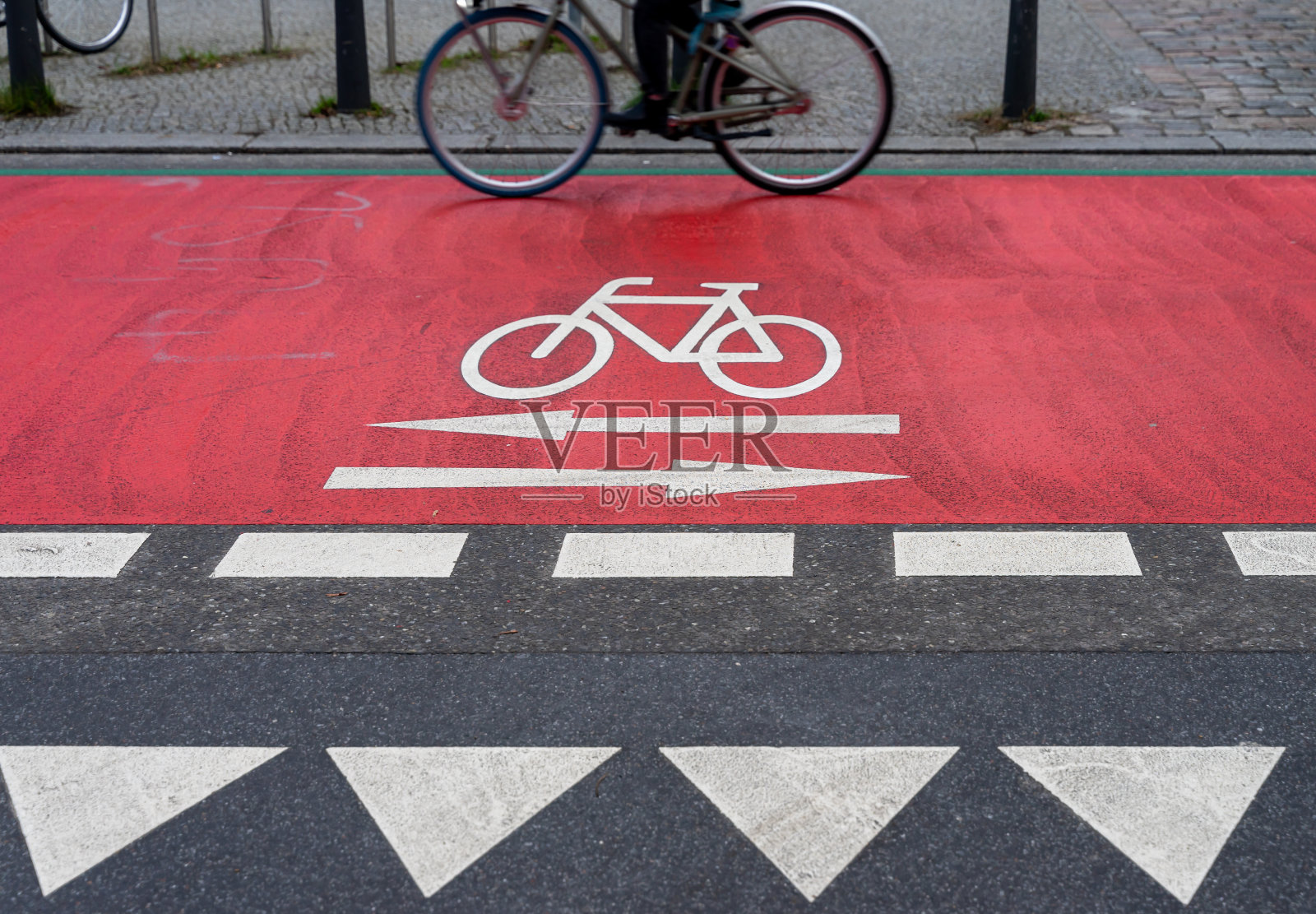 街上骑自行车的人的低段照片摄影图片