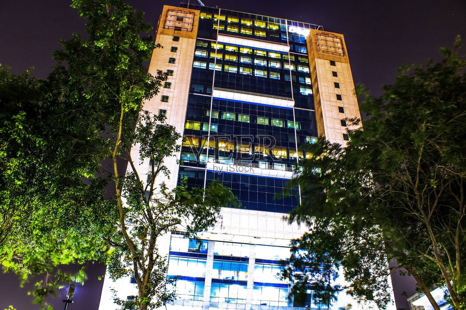 现代建筑在夜间灯火通明照片摄影图片