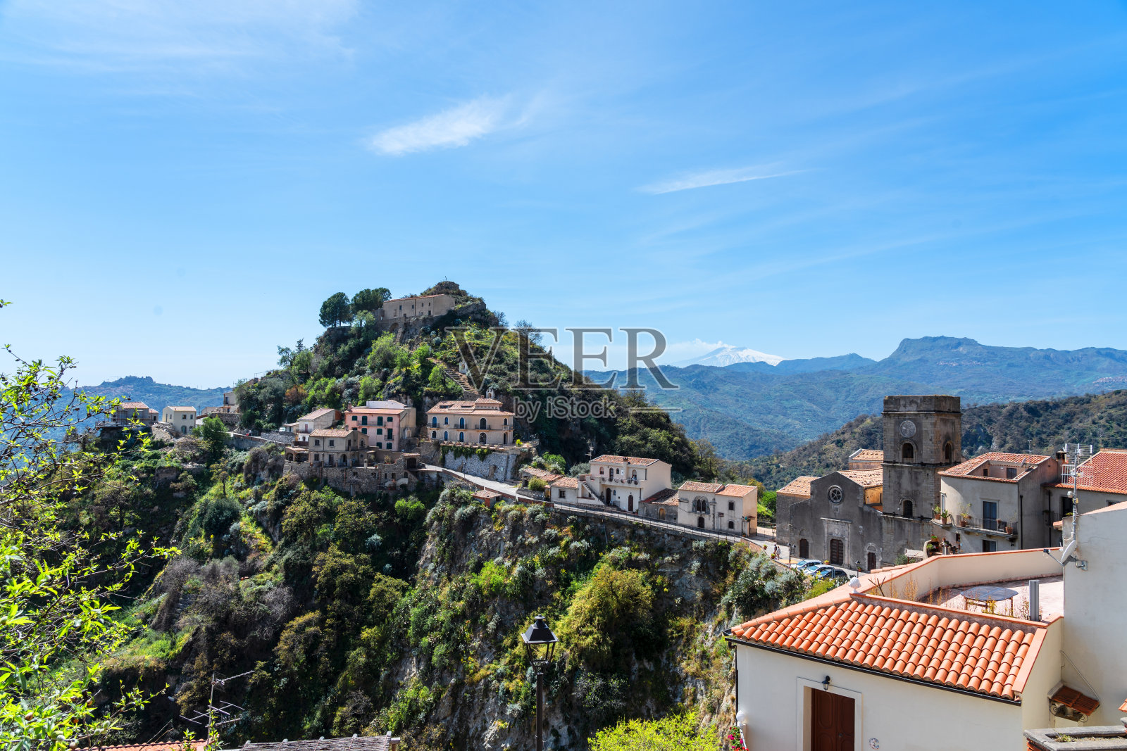 古老的西西里岛村庄萨沃卡，背景是埃特纳火山照片摄影图片