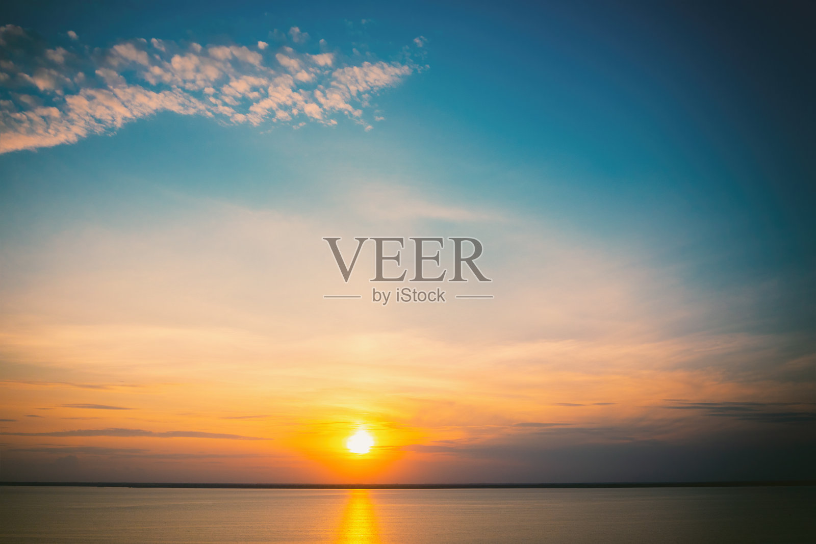 清晨的海景。海面上的日出。自然景观照片摄影图片