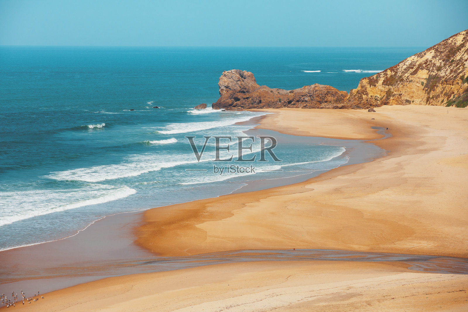海景。阳光明媚的日子里，多岩石的海边。欧洲葡萄牙的维多利亚海滩照片摄影图片