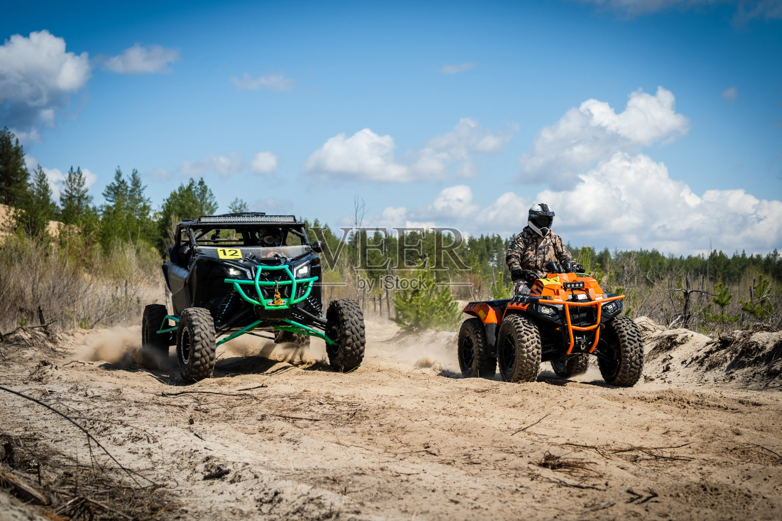 两个专业的四轮摩托车在沙滩上快速行驶。四轮赛车，ATV 4x4照片摄影图片