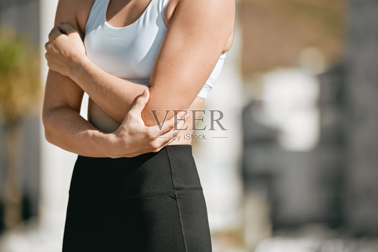 疼痛，健身和跑步后手臂骨折的女性，心脏损伤和城市运动后扭伤。糟糕的是，体育运动员和跑步者因身体意外，肌肉拉伤而受伤照片摄影图片