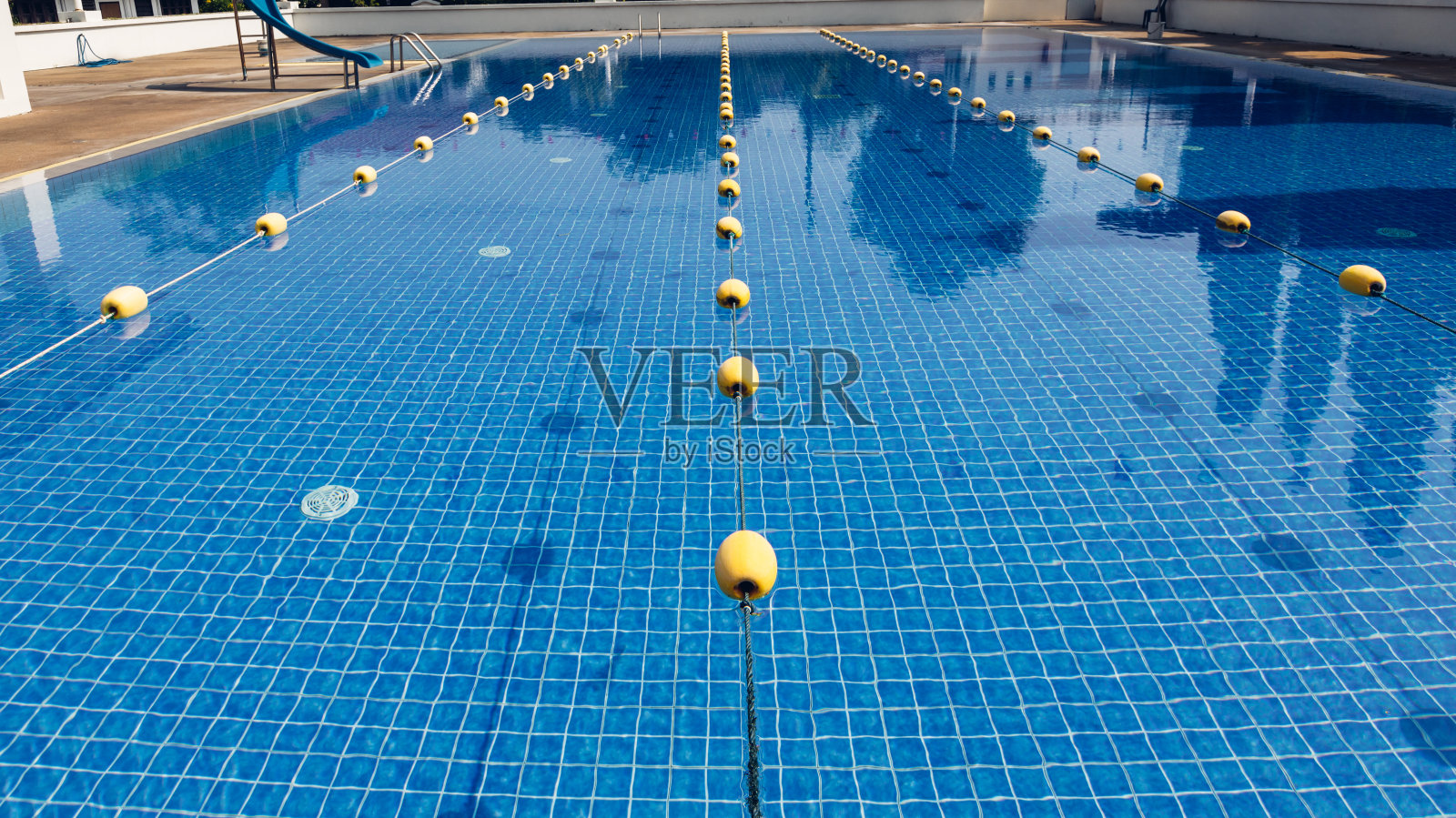 体育馆蓝色空游泳池照片照片摄影图片