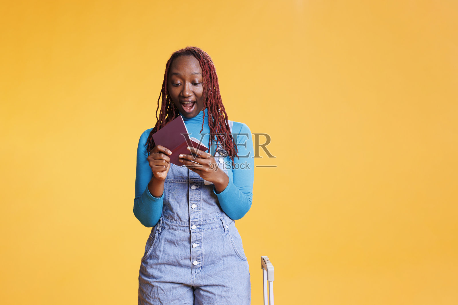 微笑的女孩带着身份证旅行照片摄影图片