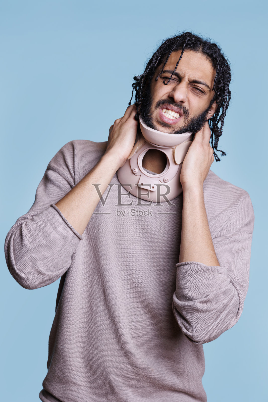 脖子受伤的阿拉伯人戴着颈套照片摄影图片