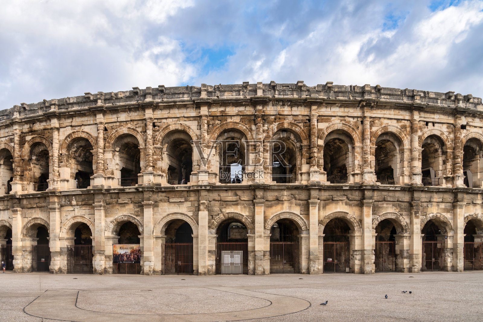 古罗马尼姆的圆形剧场照片摄影图片