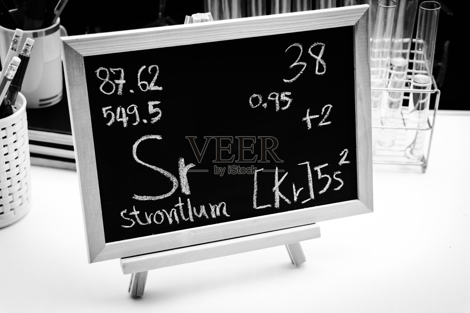 黑板上的锶和符号化学结构式照片摄影图片