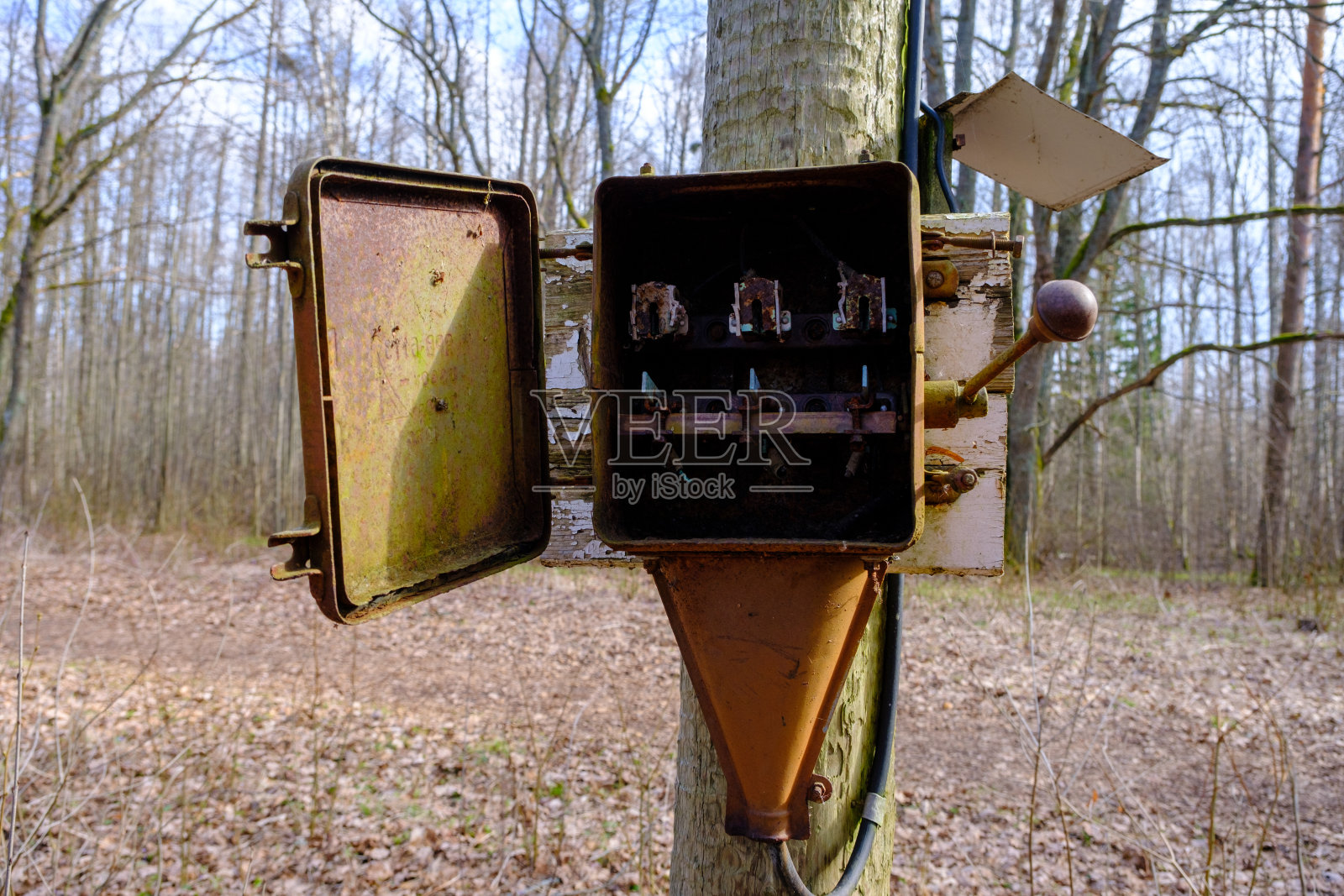 装有安全保险丝和开关的旧电器柜。在柔和的自然光下拍摄的照片照片摄影图片