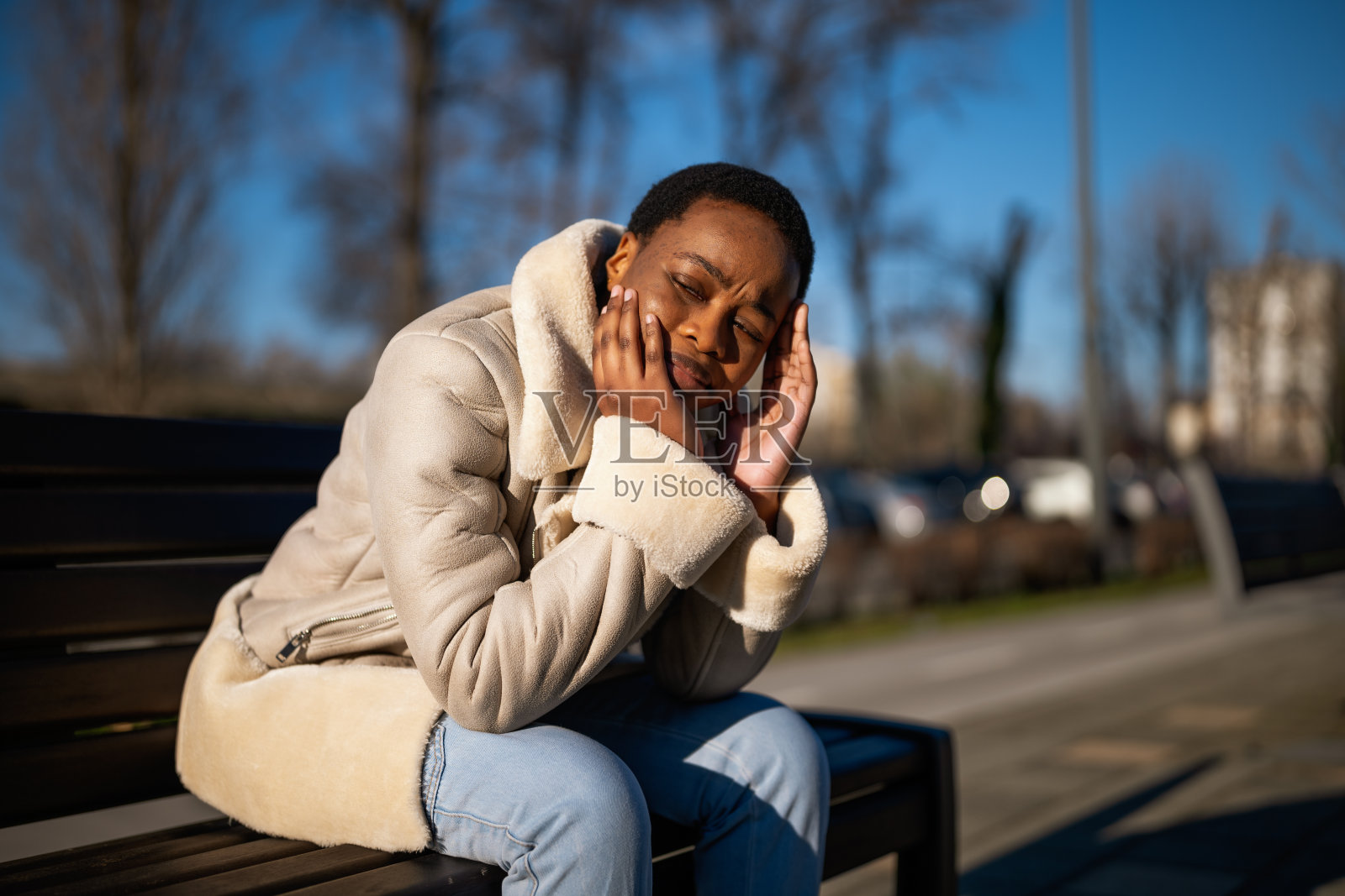 户外黑人女性照片摄影图片