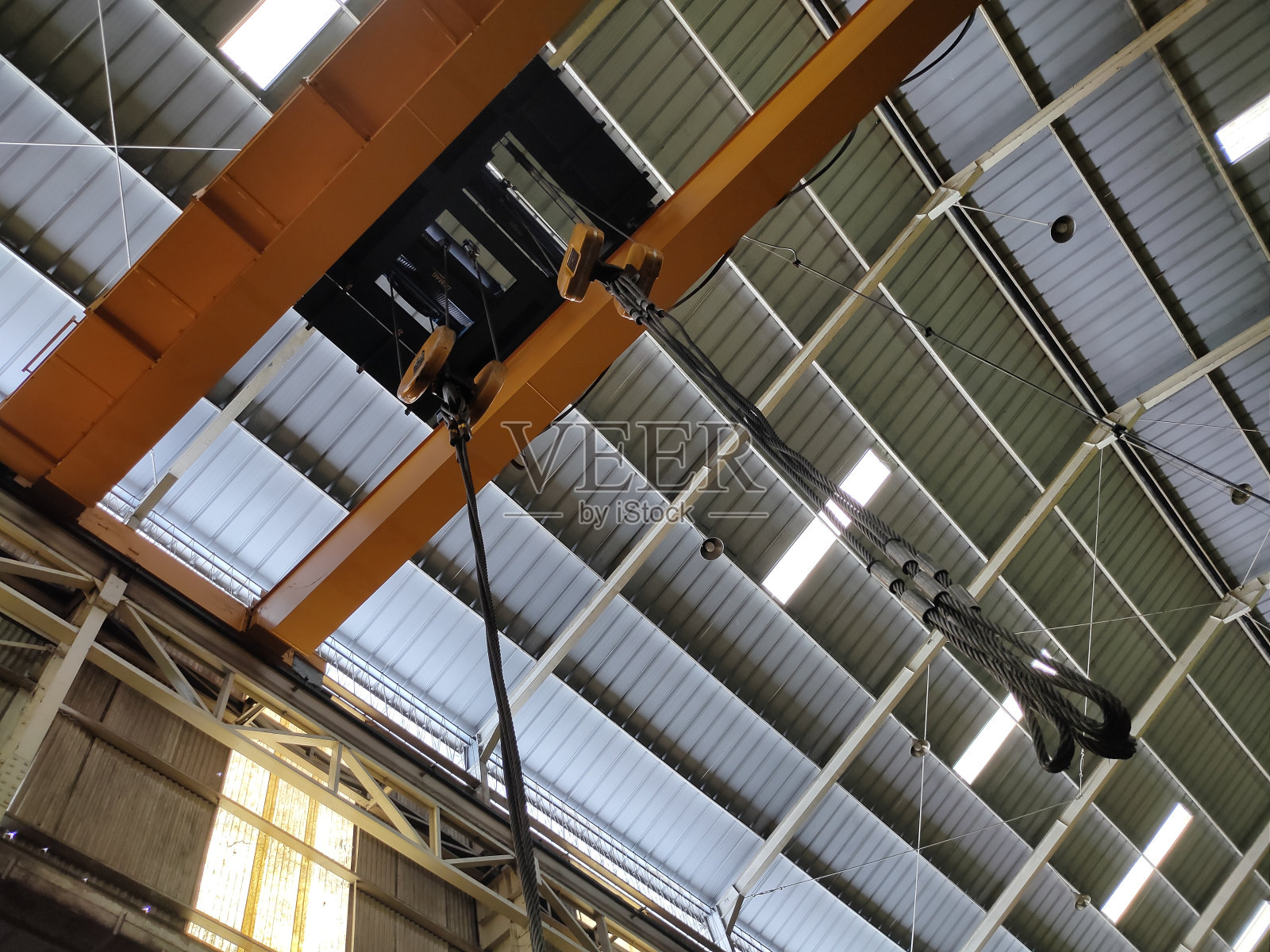 黄色桥式起重机安装在制造工厂车间上照片摄影图片