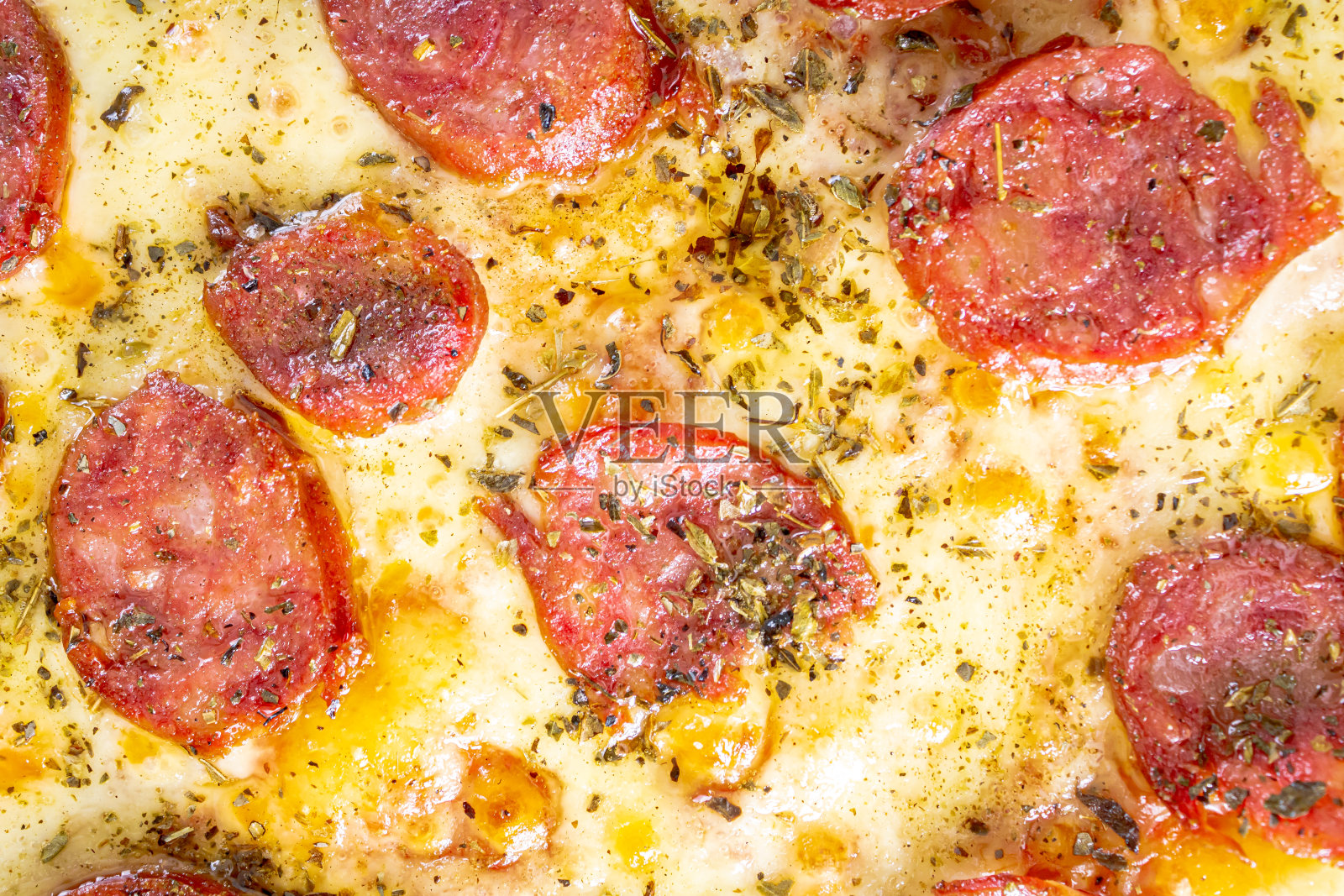 美味的意大利辣香肠披萨配鸡蛋、小麦、大蒜、西红柿和奶酪。在黑暗的背景上。照片摄影图片