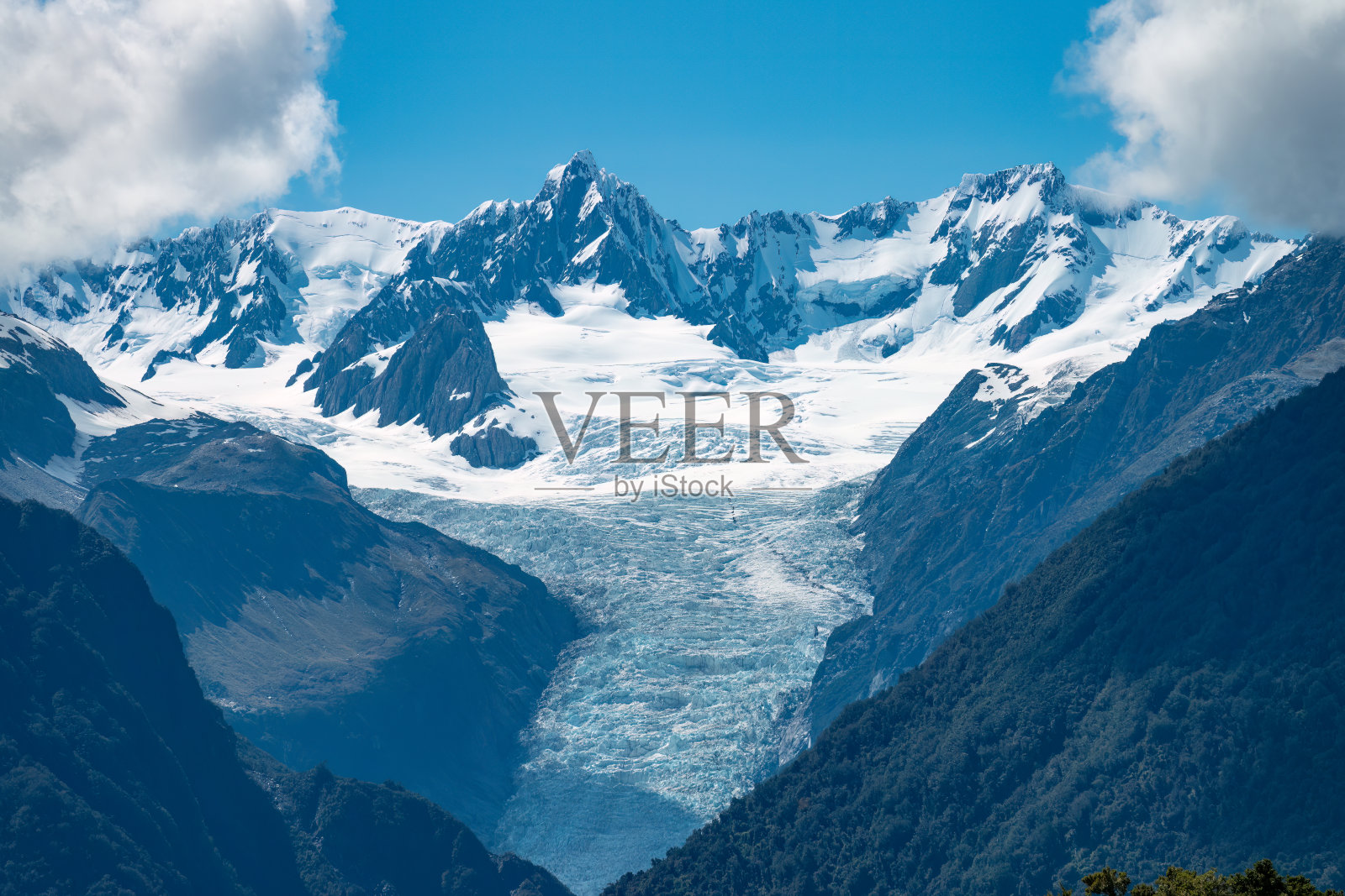 福克斯冰川，位于新西兰南岛西海岸的韦斯特兰·泰普蒂尼国家公园。照片摄影图片